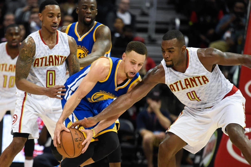Curry leads Warriors to 50th win, 102-92 over Hawks