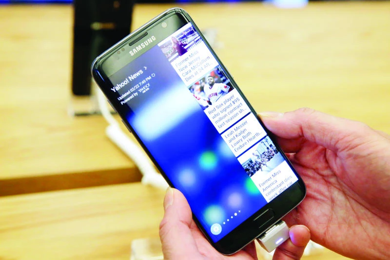 With its new S7 phone, Samsung looks even more like Apple