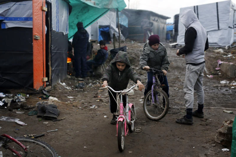 France to
partially
demolish
refugee camp