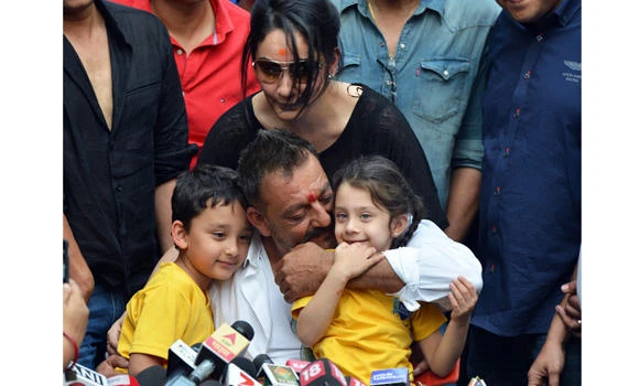 Bollywood star Sanjay Dutt freed from prison in weapons case
