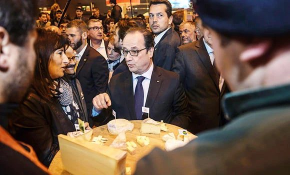Hollande jeered at start of Paris farm show