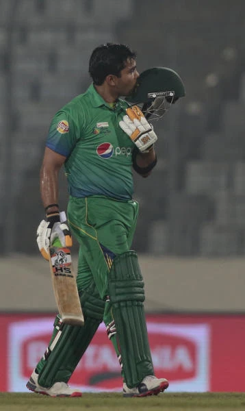 Malik, Akmal guide Pakistan home