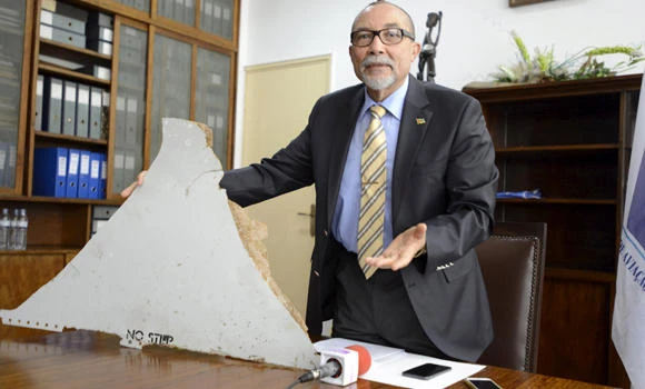 Mozambique unveils suspected MH370 debris