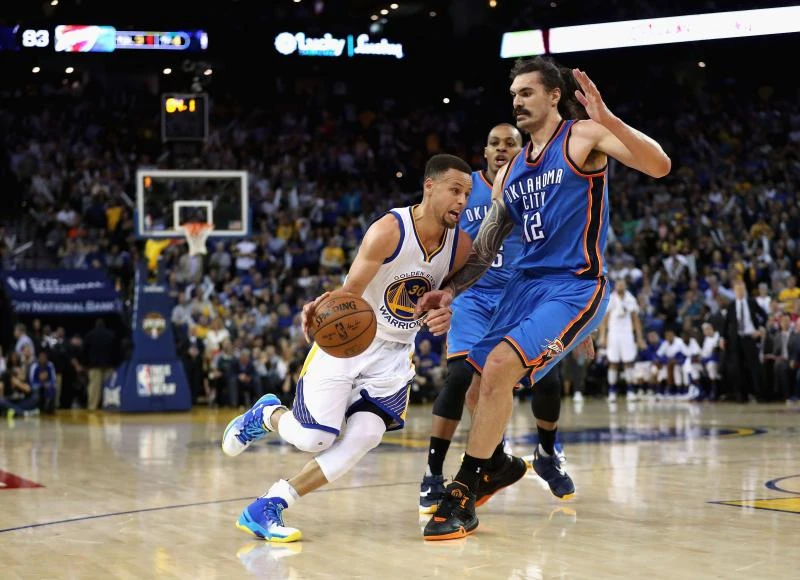Curry leads Warriors to 44th straight home win