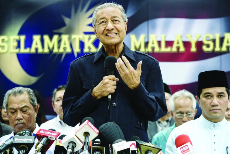 Mahathir joins Anwar to push out PM