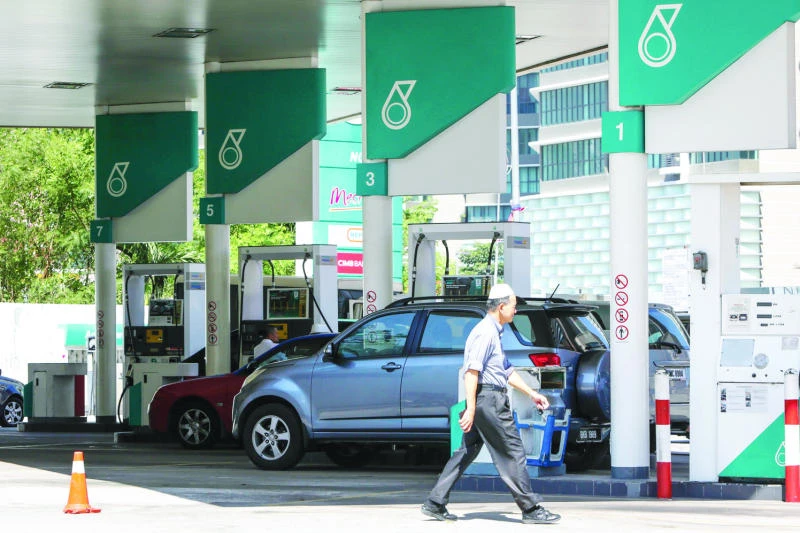 IEA sees new round of big oil investment cuts in 2016