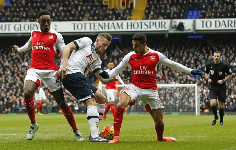 Sanchez frustrates Spurs; City routs Villa