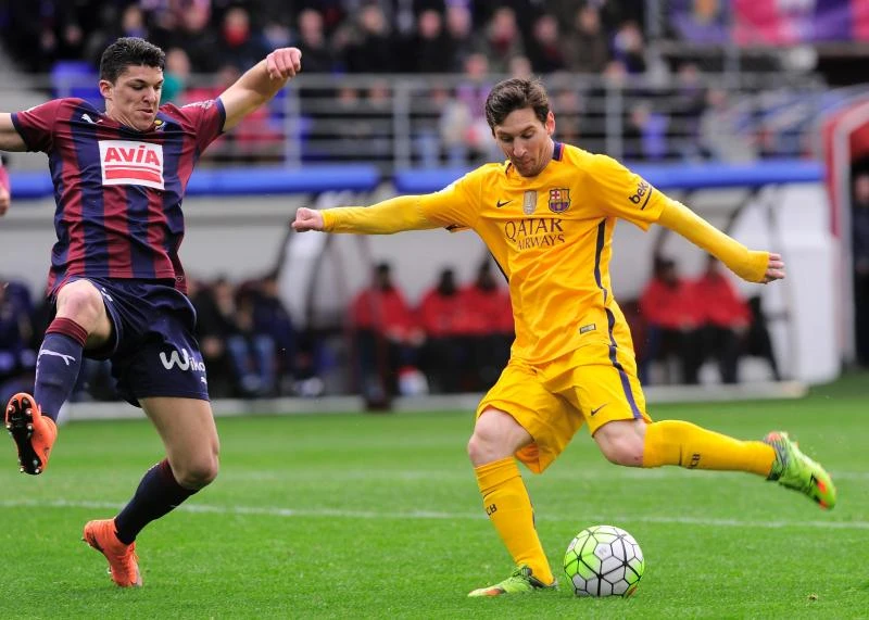 Messi double keeps Barca record rolling