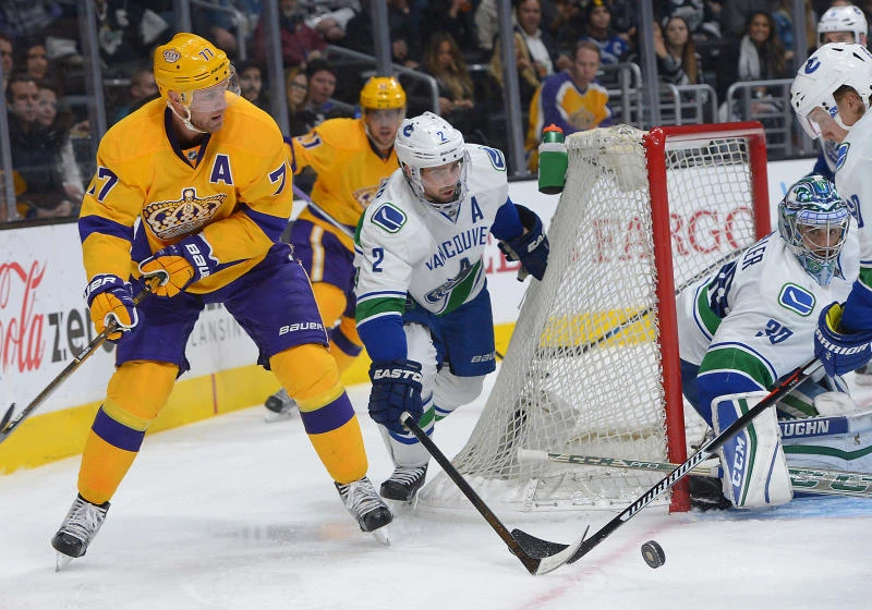 Carter’s 2 goals help Kings beat Canucks 5-1