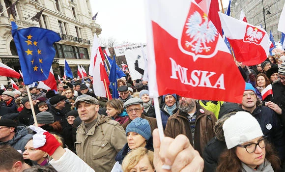 Poland in crisis as govt defies court