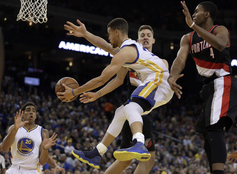 Warriors stretch record streak, beat Blazers in shootout