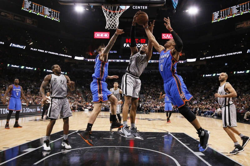 Warriors, Spurs remain perfect at home