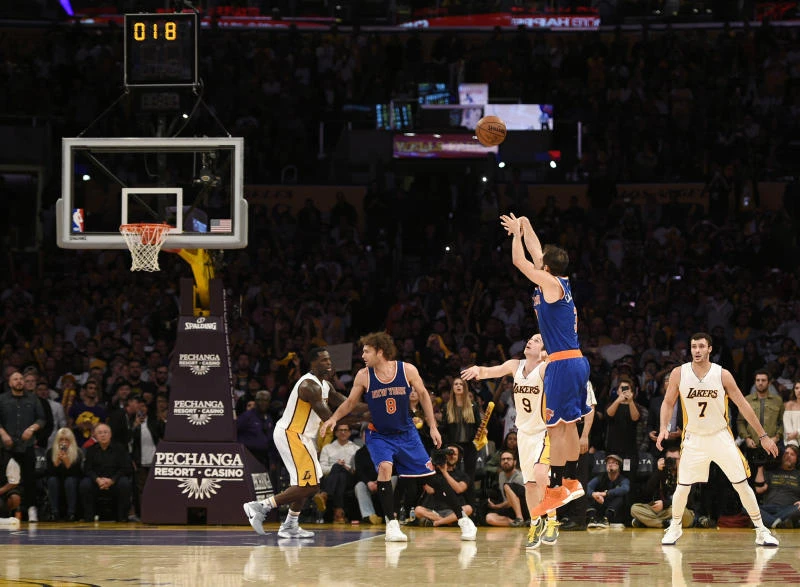 Calderon’s buzzer-beating 3 lifts Knicks past Lakers