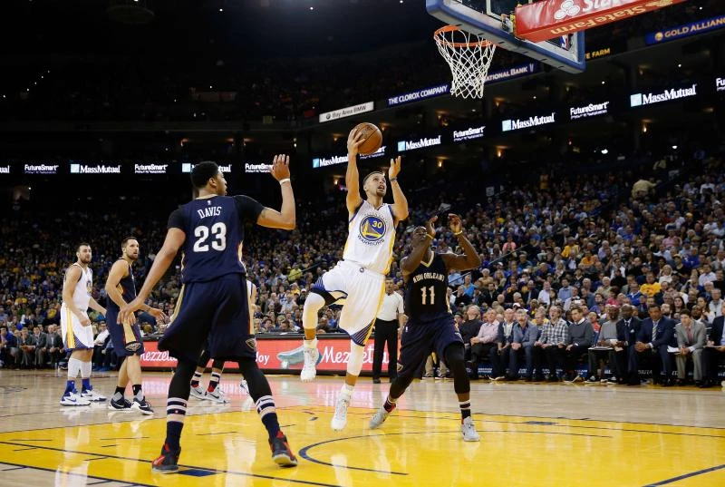 Warriors celebrate Curry’s birthday with 60th win