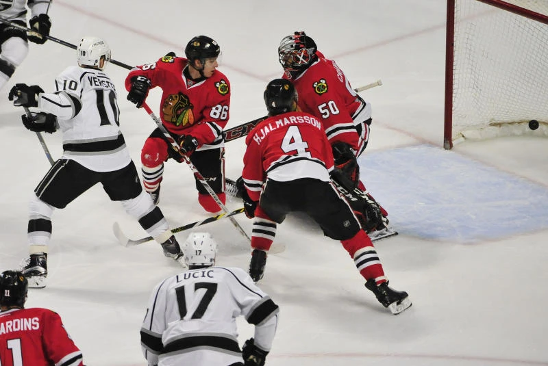 Versteeg, Kings rout slumping Blackhawks