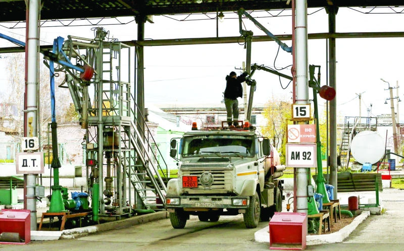 Oil prices down 3 percent