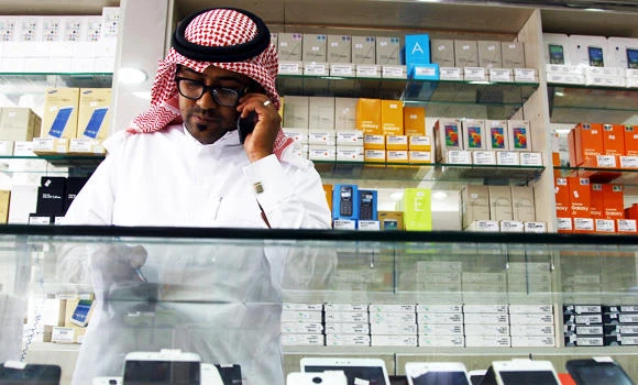 Cell phone shop raids detect 340 violations