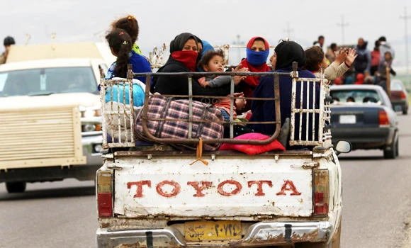 Thousands of Iraqis flee fighting south of Mosul