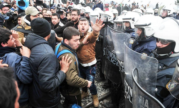 Migrants rush to Greek camp on rumors border will open