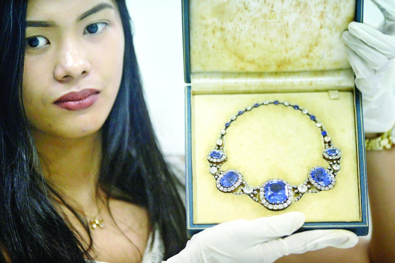 Manila puts Marcos jewel images online