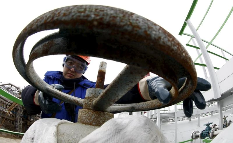 Oil price jumps on Wall Street rally, weak dollar
