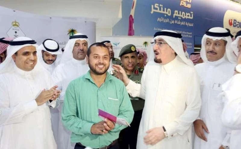 Free SIMs handed out to arriving expats