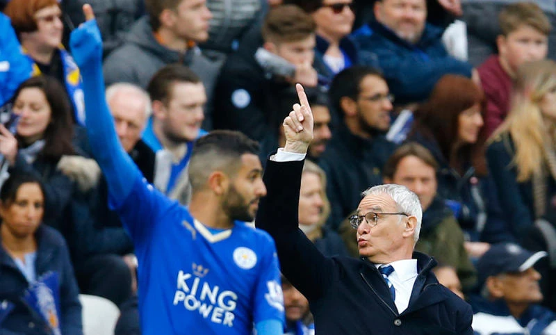 Leicester City manager Claudio Ranieri and Riyad Mahrez. (Reuters)