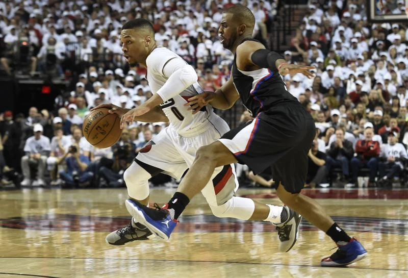 Damian Lillard of the Portland Trail Blazers drives to the basket on Chris Paul of the Los Angeles Clippers. The Blazers won the game 96-88. (AFP)