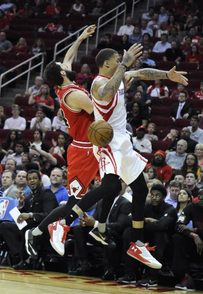 Bulls rally to shock Rockets, boost playoff bid