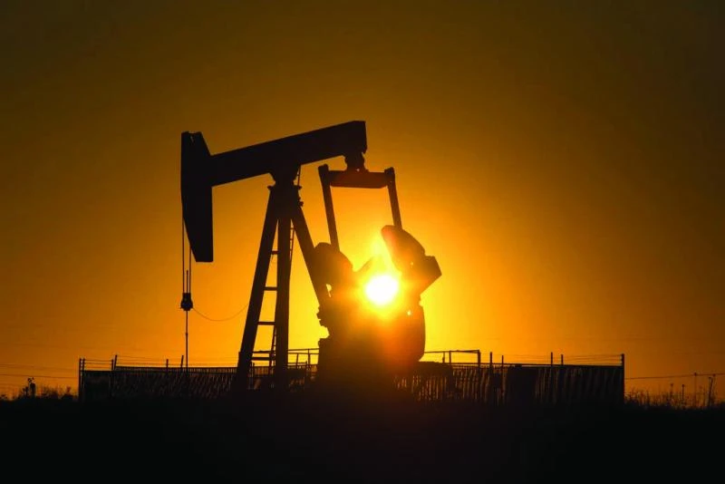 Oil prices tumble 4 percent