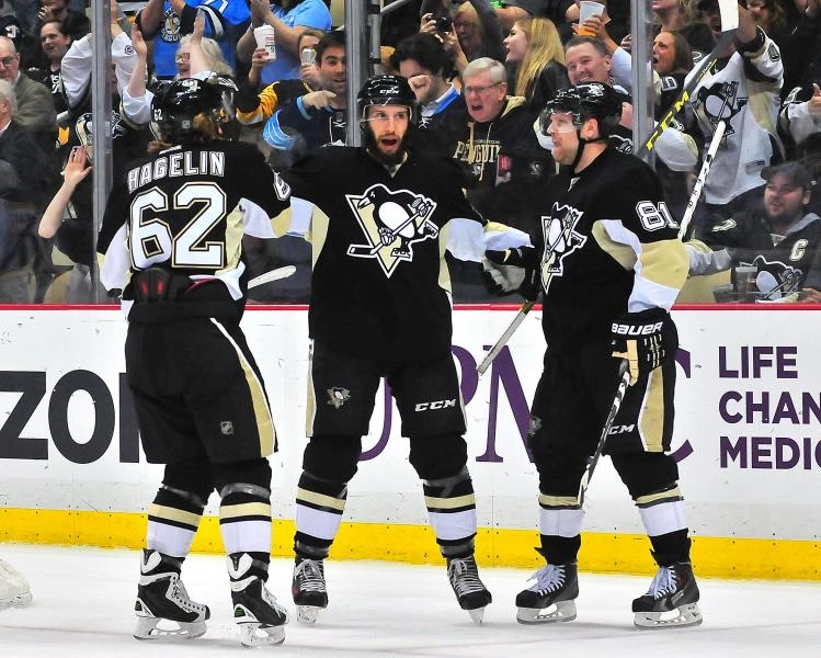 Kessel scores twice, Penguins topple Predators