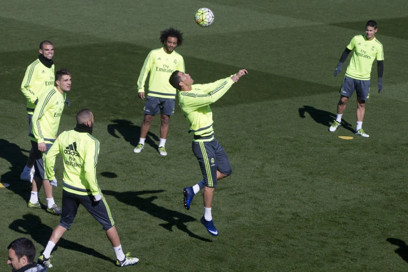 Barca to honor Cruyff; Madrid seek redemption in Clasico