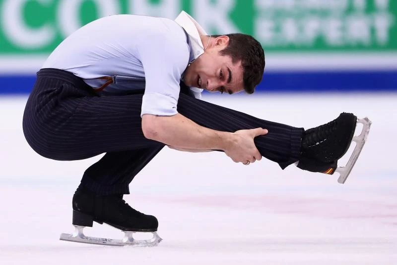 Flawless Fernandez defends world title as Hanyu falters
