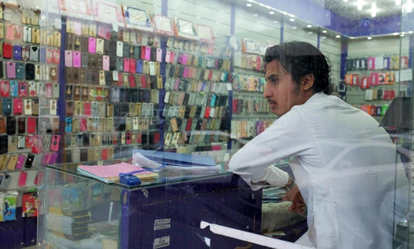 MoL warns firms that refuse to Saudize cell phone shops