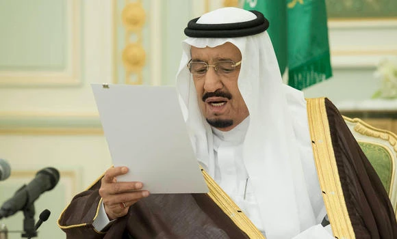 King Salman receives housing minister, senior officials