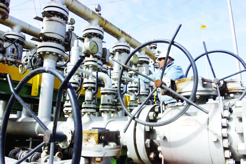 Crude slips as Iraqi exports up, offsetting US inventories drop
