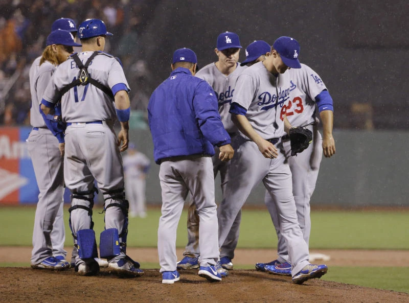 Dodgers make tough call on pitcher, beat Giants 3-2