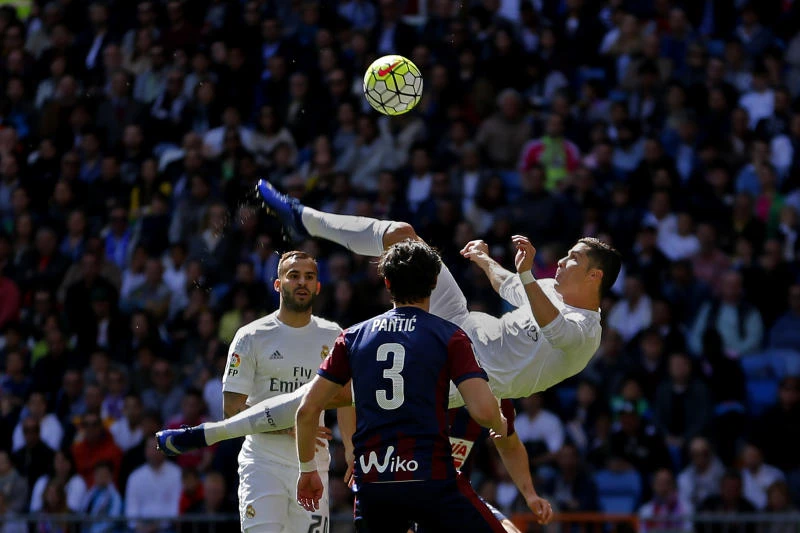 Ronaldo-inspired Real Madrid puts pressure on Barca
