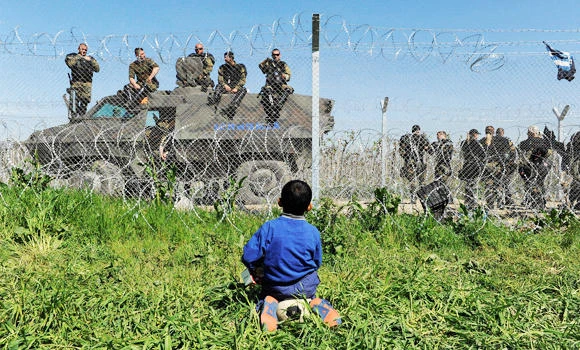 Greece steps up efforts to evacuate migrant camp