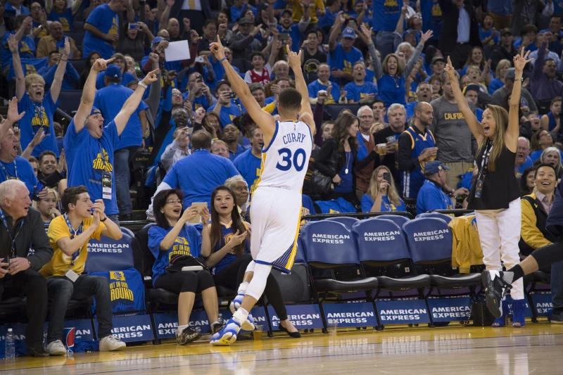 Warriors romp to record 73rd victory