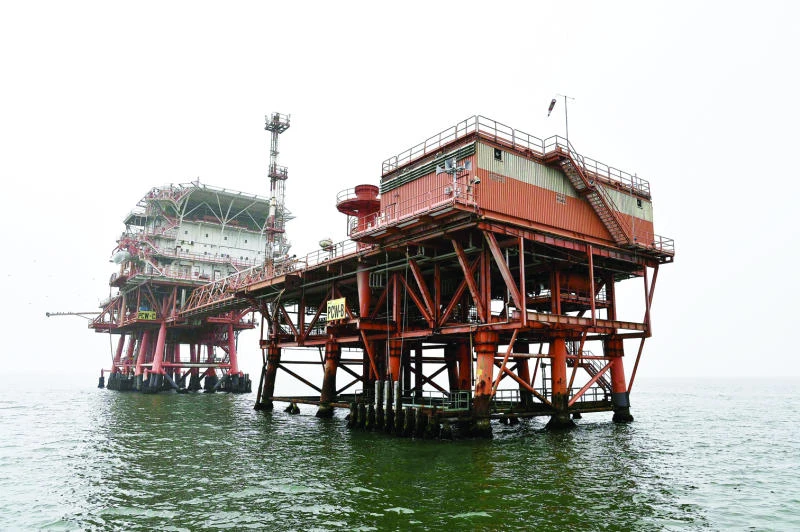 Oil falls as top producers prepare for Qatar talks