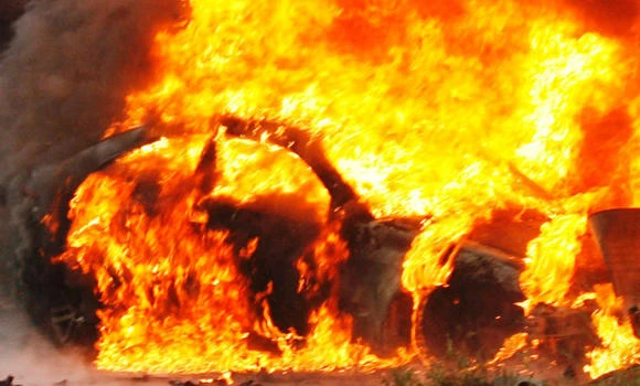 Explosion injures 3