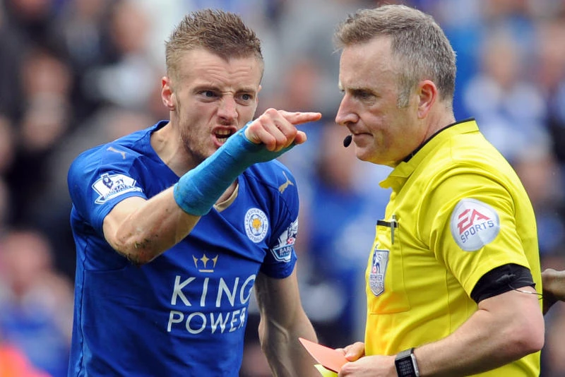 Ulloa late show keeps Foxes out in front as Arsenal stumbles