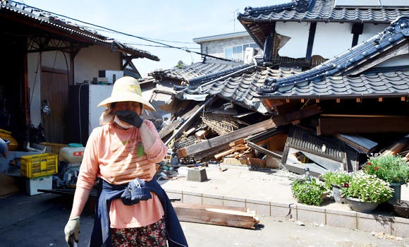 Rescuers search Japan quake rubble, Toyota to halt production