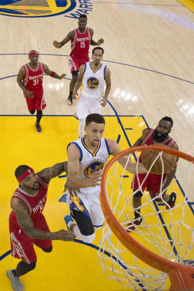 Curry, Warriors ground Rockets in playoff opener