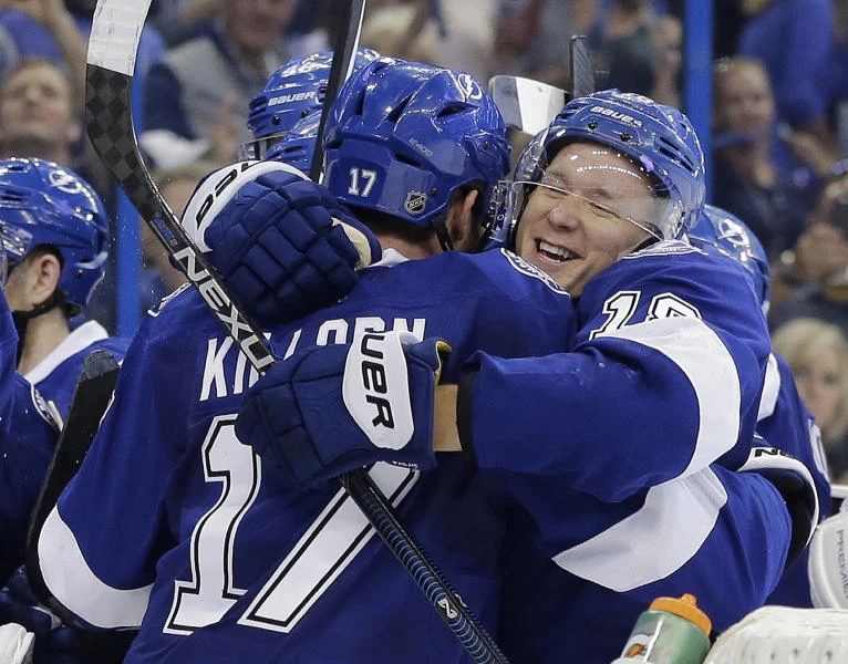 Lightning oust Red Wings, into last 8 of NHL playoffs