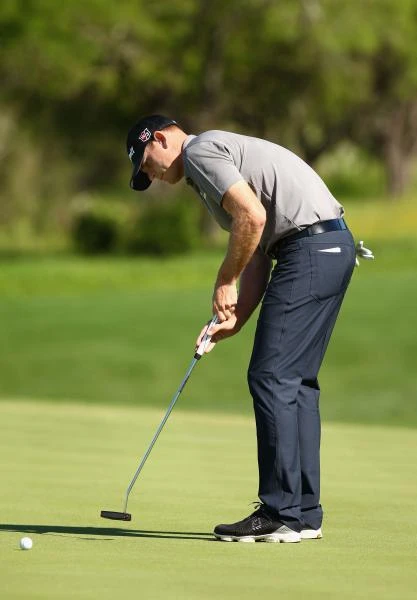 Steele leads on 8 under when 1st round suspended due to darkness