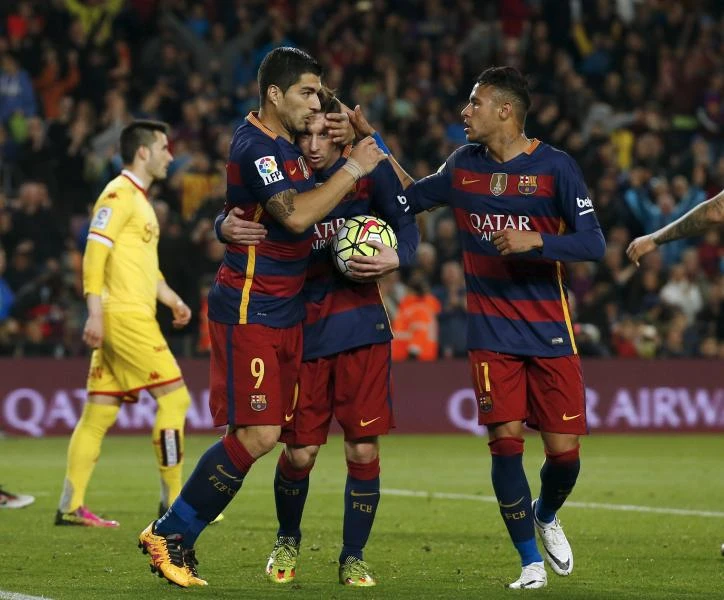 Four-goal Suarez keeps Barca on top; Bale rescues Real