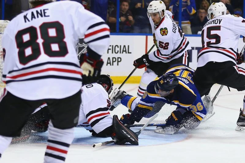 Ex-Hawk Brouwer helps Blues eliminate Chicago