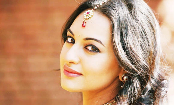 Sonakshi turns Pakistani journalist in ‘Noor’